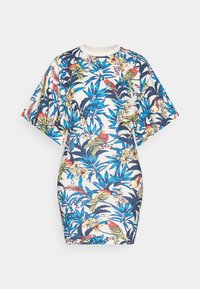 Φόρεμα με κοντά μανίκια που έχει τροπικό φλοράλ σχέδιο με μπλε φύλλα και πολύχρωμα πουλιά σε λευκό φόντο. Κατασκευασμένο από βαμβάκι, με εφαρμοστή γραμμή.