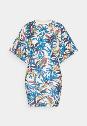 Sukienka z krótkim rękawem z tropikalnym kwiatowym wzorem z niebieskimi liśćmi i kolorowymi ptakami na białym tle. Materiał bawełniany, dopasowany krój.