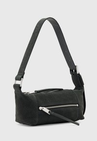 Sort læder crossbody taske med tekstureret overflade, der har en sølvfarvet lynlås og justerbar strop. Kompakt rektangulær form med ekstern lynlås lomme.
