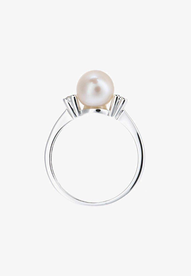 Srebrn prstan z velikim, okroglim biserom v središču in tremi ukrivljenimi kovinskimi akcenti na obeh straneh, polirana površina, eleganten dizajn.
