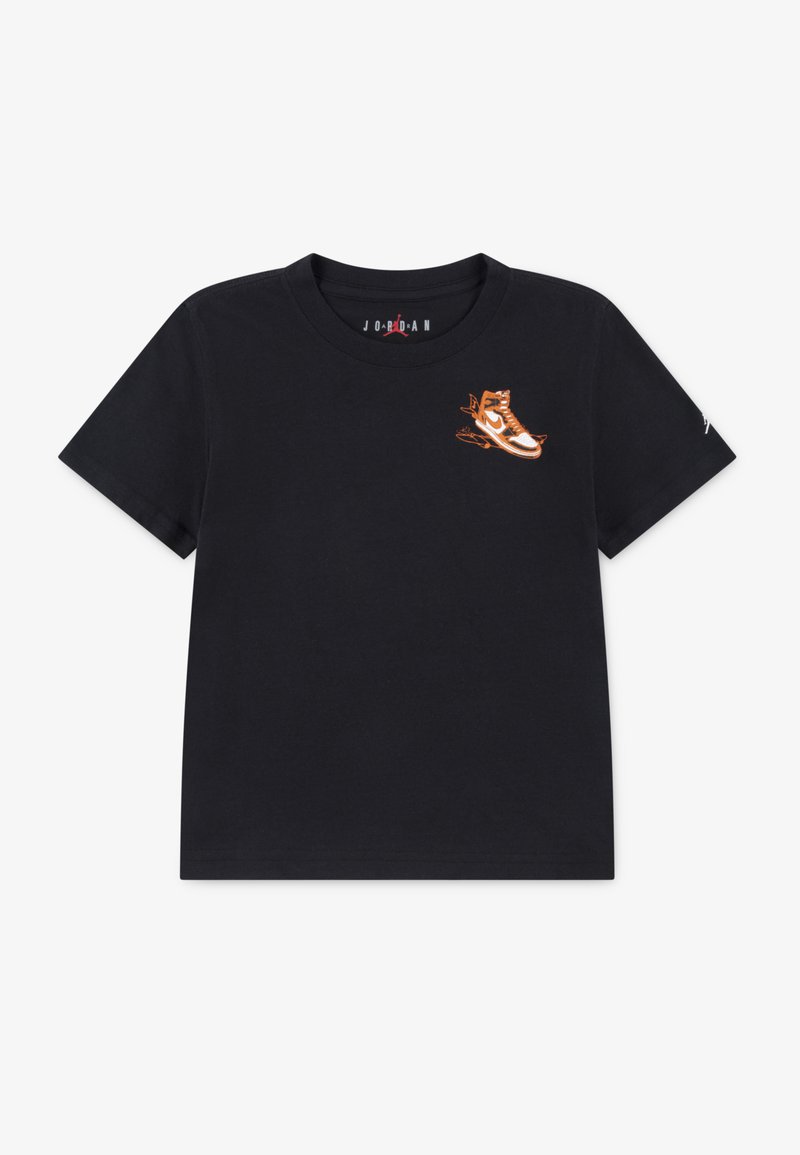 Juodas medvilnės t-shirt su mažo oranžinio sportbačio grafika ant krūtinės ir trumpomis rankovėmis. Paprastas apvalus iškirpimas ir laisvas siluetas.