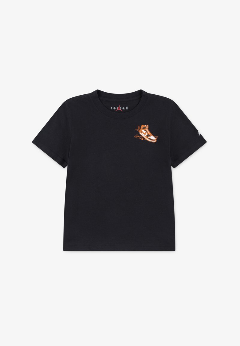 Schwarzes Baumwoll-T-Shirt mit einem kleinen orangefarbenen Sneaker-Graphic auf der Brust und kurzen Ärmeln. Einfacher runder Ausschnitt und lässige Passform.