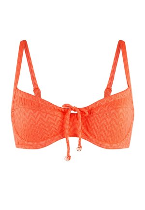 Oranges Bikini-Oberteil mit einem strukturierten Zickzackmuster, das über verstellbare Träger und einen Frontknotenverschluss verfügt. Akzente sind kleine runde Beschläge.