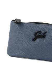 Pochette in pelle testurizzata blu con zip nera e maniglia rotonda. Presenta un logo nero in rilievo sul davanti. Design compatto.