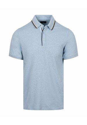 Lichtblauw poloshirt met korte mouwen, twee knopen, zwarte en beige biezen aan de kraag, en een subtiel klein tekstlogo op de linkerborst.