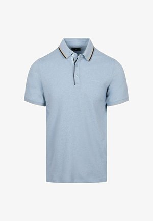 Lichtblauw poloshirt met korte mouwen, twee knopen, zwarte en beige biezen aan de kraag, en een subtiel klein tekstlogo op de linkerborst.
