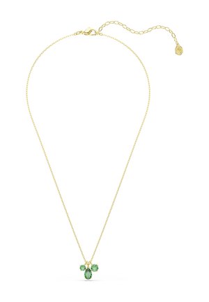 Collar de cadena fina de oro con cierre ajustable y un colgante con tres piedras preciosas verdes: una en forma de lágrima y dos redondas.