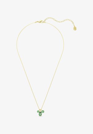 Collar de cadena fina de oro con cierre ajustable y un colgante con tres piedras preciosas verdes: una en forma de lágrima y dos redondas.