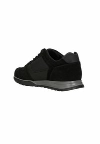 Scarpa da ginnastica nera con dettagli in camoscio e rete. Presenta una suola imbottita e un colletto imbottito, progettata per comfort e supporto.