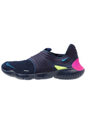 Marineblauwe instapsneaker met felroze, gele en blauwe accenten en een flexibele zwarte zool.