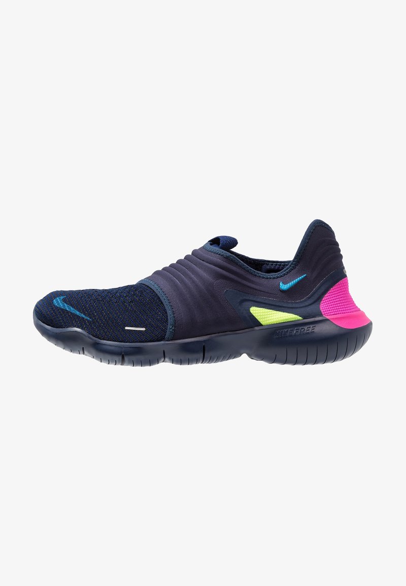 Chaussure de sport bleu marine à enfiler avec des touches rose vif, jaune et bleu, et une semelle noire flexible.