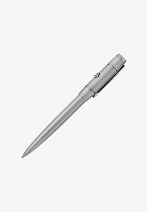 Stylo en métal texturé argenté avec clip et un petit emblème décoratif près du sommet, positionné en diagonale sur un fond blanc.