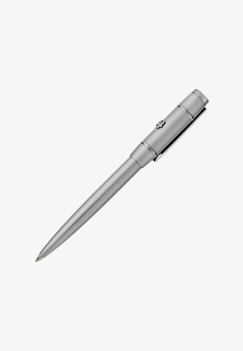 Stylo en métal texturé argenté avec clip et un petit emblème décoratif près du sommet, positionné en diagonale sur un fond blanc.