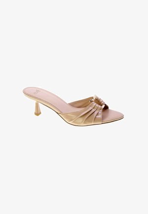 Mule beige aperto in punta con tacco, cinturino in pelle plissettata e piccolo dettaglio decorativo con perline sulla parte superiore, tacco basso e sottile.
