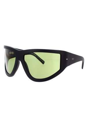Occhiali da sole con montatura in plastica nera opaca, design avvolgente e lenti verde scuro. Presentano una forma slanciata e minimi dettagli hardware.