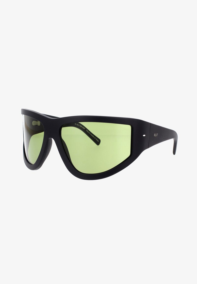 Occhiali da sole con montatura in plastica nera opaca, design avvolgente e lenti verde scuro. Presentano una forma slanciata e minimi dettagli hardware.