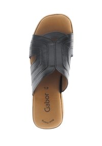 Schwarze Leder-Sandale mit offenem Schuhdesign, gewölbtem oberen Teil, strukturierten Akzenten und braunem gepolstertem Fußbett mit Marken- und Größenangaben.