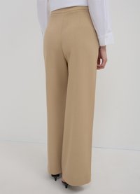Calliope LUNGO BOTTONE - Pantaloni - beige