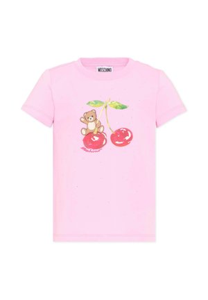 Maglietta rosa a maniche corte con orsetto seduto su due ciliegie con foglie verdi, etichetta Moschino al collo e logo stampato sotto le ciliegie.