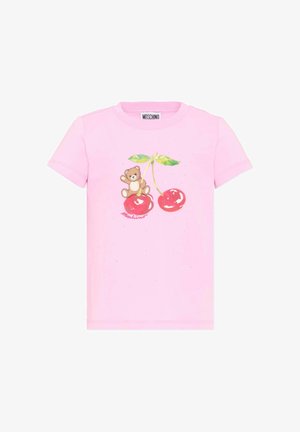 Maglietta rosa a maniche corte con orsetto seduto su due ciliegie con foglie verdi, etichetta Moschino al collo e logo stampato sotto le ciliegie.