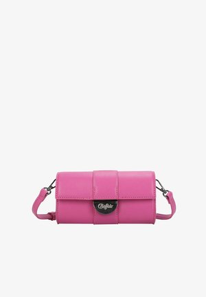 Bolso cruzado de cuero rosa con solapa plegable, herrajes en plata y una correa desmontable. Presenta detalles de costura y un emblema de logo.