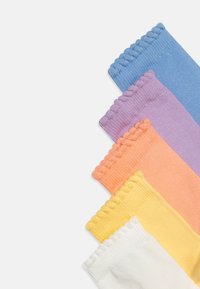 Set aus fünf Baumwollsocken in Blau, Lila, Orange, Gelb und Weiß. Mit gerippten Bündchen und glatter Textur. Jede Socke hat eine andere Farbe.