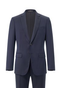 Tamsiai mėlynas kostiumas, turintis siaurą siluetą, su įpjovomis apykaklėmis, dviem mygtukais ir dviem priekinėmis kišenėmis. Audinys atrodo lygus su nežymiu blizgesiu.