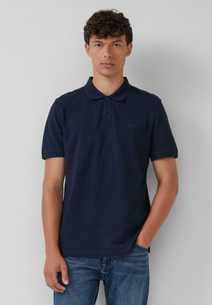 Marineblauwe polo met korte mouwen en een kraag, met drie knopen op de sluiting en een klein merkembleem op de borst.