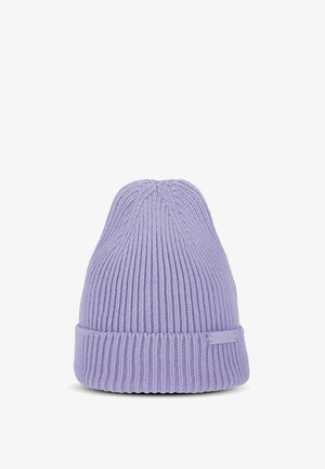 Bonnet en tricot violet avec une texture côtelée, présentant un revers replié et une petite étiquette logo sur le côté. Tissu doux et forme arrondie.