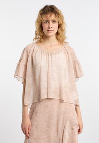 Blusa a maniche corte arricciate di un delicato rosa con motivo, scollo rotondo e vestibilità morbida, realizzata in un tessuto trasparente e testurizzato.