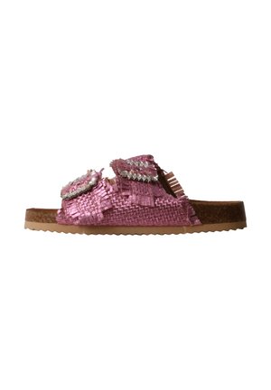 Sandale slide tissée rose avec deux brides à franges et une semelle plate en liège avec une bande de roulement en caoutchouc marron clair.
