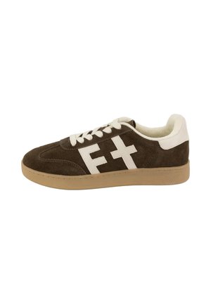 Brązowy zamszowy sneaker z białymi sznurówkami, białą zakładką na pięcie i białym logo "F+" z boku, beżowa gumowa podeszwa, widoczny z zewnętrznej strony.