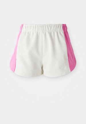 Calções atléticos brancos com painéis laterais rosas e uma cintura elástica, apresentando um pequeno logótipo da Nike na perna direita da frente.