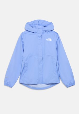 Svetlomodrá voduodolná bunda s kapucňou, elastickými manžetami, dvoma bočnými vreckami a bielym logom na ľavej hornej časti hrude.