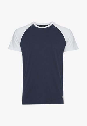 T-shirt bleu marine avec des manches raglan blanches, col rond, en coton doux, et une petite étiquette de marque en bas.