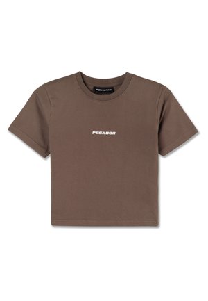 Tricou din bumbac maro, cu mâneci scurte, guler rotund, având inscripția "PEGADOR" tipărită în alb pe piept într-un font elegant.