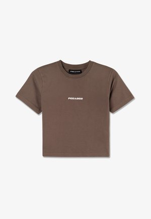 Braunes Baumwoll-T-Shirt, kurze Ärmel, Rundhalsausschnitt, mit "PEGADOR" in weißer Schrift auf der Brust in einer eleganten Schriftart bedruckt.