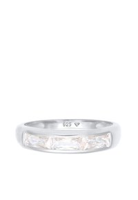 Anello in argento sterling con tre pietre preziose taglio rettangolare trasparenti incastonate in un canale lucido. Marchiato "925" per garanzia di qualità.