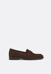 Braune Wildleder-Slipper mit niedrigem schwarzen Absatz, ausgestattet mit einem gestickten Design auf dem Blatt und einer klassischen Silhouette.