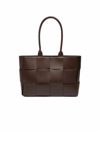 Smeđa kožna torba za nošenje s tkanim dizajnom, sadrži dva čvrsta ručka i strukturirani oblik. Glatka tekstura s sjajnom završnom obradom.