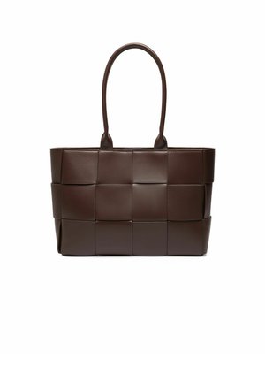 Brun läder tote-väska med ett vävt mönster, som har två hållbara handtag och en strukturerad form. Slät textur med en glansig finish.