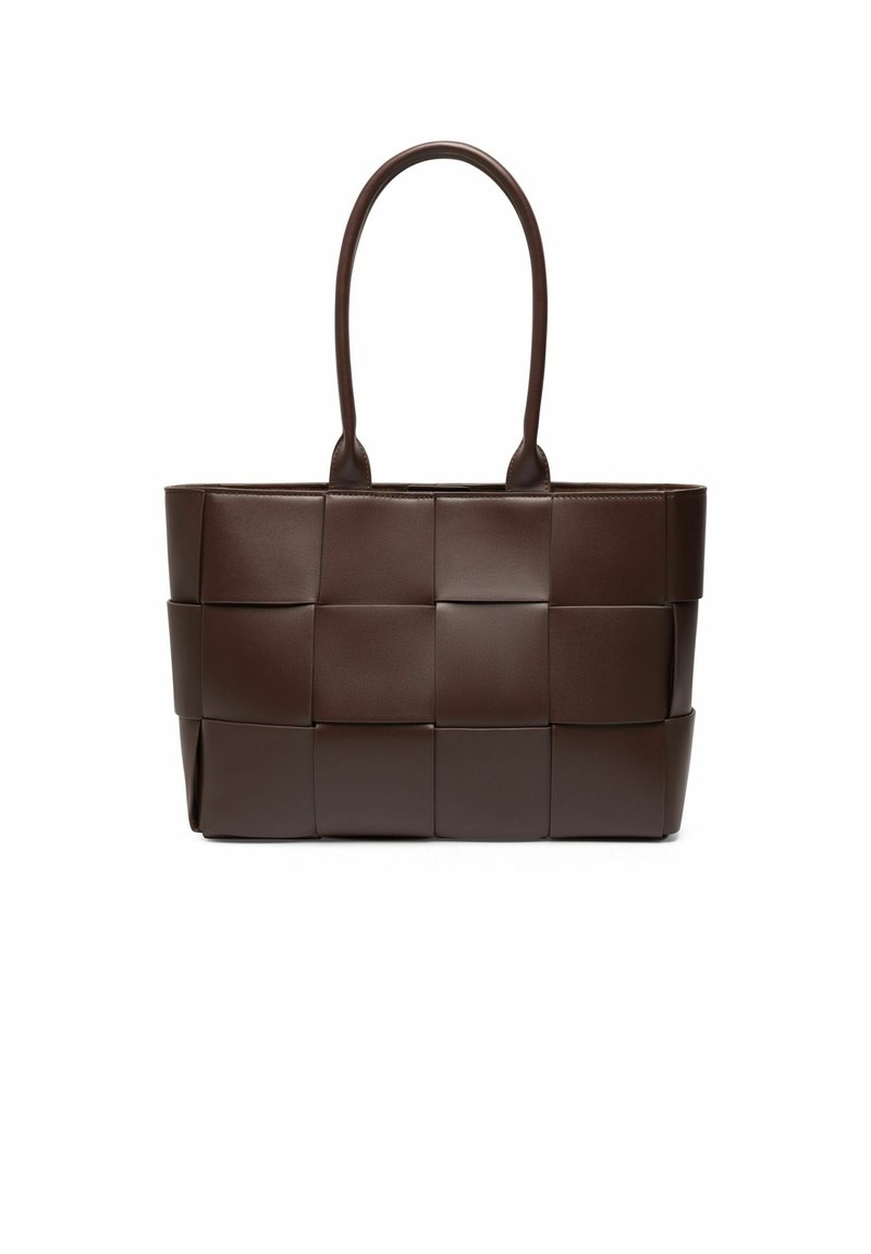 Smeđa kožna torba za nošenje s tkanim dizajnom, sadrži dva čvrsta ručka i strukturirani oblik. Glatka tekstura s sjajnom završnom obradom.