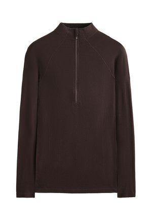 Brauner Langarmpullover mit einem halben Zipper-Kragen, strukturiertem Stoff und Raglanärmeln, der ein figurnahes Design und minimale Nahtdetails aufweist.