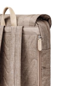 Brauner, strukturierten Rucksack mit einem eleganten Design, gepolsterten Trägern und hellen Reißverschlussakzenten, die ein ausgeprägtes Wellenmuster auf dem Stoff zeigen.