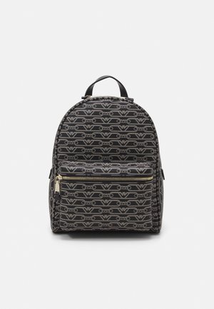 Czarny plecak w wzory z złotymi zamkami błyskawicznymi. Posiada zaokrąglony górny panel, podwójne szelki i przednią kieszeń na zamek. Wykonany z trwałego materiału.