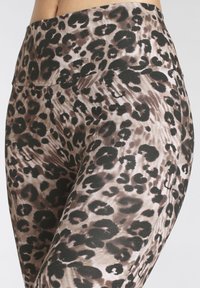 Luipaardprint leggings met een hoge tailleband, in een mix van bruin, zwart en beige kleuren. Glad textuur, rekbaar materiaal en een strakke pasvorm.