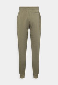 Olivgrüne Jogginghose mit elastischem Bund, zulaufenden Beinen und einer einzelnen Gesäßtasche. Glatte Textur und lässiges Design.