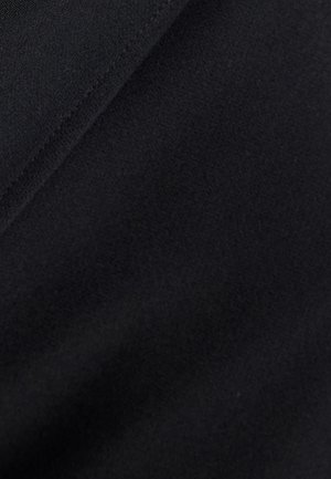 Mustat kankaat, joissa on sileä pinta, hienovaraisia kiiltoeroja ja lievää joustavuutta, ihanteellisia vaatteille tai verhoilulle.