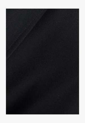 Tessuto nero con una texture liscia, caratterizzato da sottili variazioni di luminanza e una leggera elasticità, ideale per capi d'abbigliamento o tappezzeria.