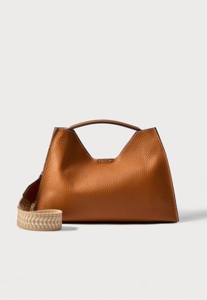 Rudos tekstūruotos odos rankinė trikampio formos, trumpa rankena ir nuimamas pintas dirželis. Ypatingas minimalistinis dizainas.